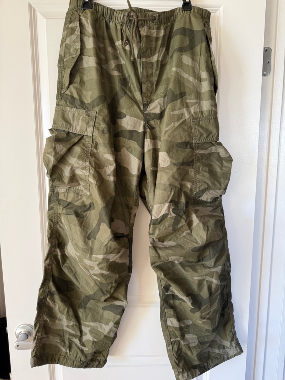 Aritzia TNA Wide-Leg Camo Cargo Pants - Olive Green